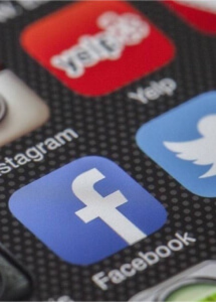 Россияне проводят в социальных сетях в среднем три часа в день